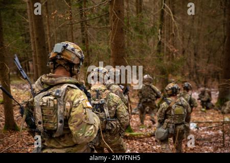 Hohenfels, Deutschland. 29. Januar 2023. USA Soldaten im 1. Geschwader, 2. Kavallerie-Regiment, begeben sich in ihren Hinterhalt während der Übung Dragoon Ready im Hohenfels Joint Multinational Readiness Center am 29. Januar 2023. Dragoon Ready ist eine multinationale Übung, bei der mit anderen Nationen trainiert wird, um die Letalität aufrechtzuerhalten. (Foto: SPC. Ty Baggerly) (Bild: © USA Army/ZUMA Press Wire Service) NUR FÜR REDAKTIONELLE ZWECKE! Nicht für den kommerziellen GEBRAUCH! Stockfoto