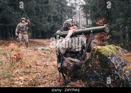 Hohenfels, Bayern, Deutschland. 1. Februar 2023. EIN US-AMERIKANISCHER Ein Soldat, dem 2D. Kavallerie-Regiment zugeteilt, bereitet sich auf das Abfeuern einer M136 AT4 leichten Panzerabwehrwaffe während Dragoon Ready 23 im Joint multinational Readiness Center in Hohenfels, Deutschland, im Februar vor. 1, 2023. Dragoon Ready 23 wurde entwickelt, um die Bereitschaft des Regiments zu gewährleisten und das Regiment in seinen missionskritischen Aufgaben zur Unterstützung einheitlicher Landeinsätze zu Schulen, um seine Kenntnisse zu verbessern und die Interoperabilität mit den NATO-Alliierten zu verbessern. Zu den Übungsteilnehmern gehören etwa 2.500 US-Dollar Soldaten des 2D. Kavallerie-Regiments, 150 US-Dollar Soldaten aus dem 12. Kamm Stockfoto