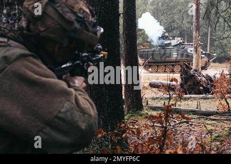 Hohenfels, Bayern, Deutschland. 1. Februar 2023. EIN US-AMERIKANISCHER Soldat, dem 2D. Kavallerie-Regiment zugeteilt, greift während Dragoon Ready 23 im Joint multinational Readiness Center in Hohenfels, Deutschland, im Februar einen feindlichen Panzer an. 1, 2023. Dragoon Ready 23 wurde entwickelt, um die Bereitschaft des Regiments zu gewährleisten und das Regiment in seinen missionskritischen Aufgaben zur Unterstützung einheitlicher Landeinsätze zu Schulen, um seine Kenntnisse zu verbessern und die Interoperabilität mit den NATO-Alliierten zu verbessern. Zu den Übungsteilnehmern gehören etwa 2.500 US-Dollar Soldaten des 2D. Kavallerie-Regiments, 150 US-Dollar Soldaten der 12. Kampfluftfahrtbrigade und 150 Stockfoto