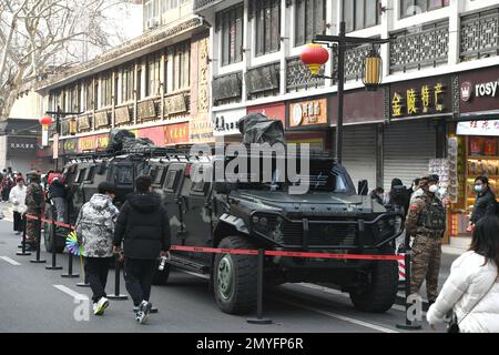 NANJING, CHINA - 4. FEBRUAR 2023 - zwei Dongfeng Mengshi Anti-Terror-Angriffswagen kommen am Konfuzius-Tempel an, um während der Sicherheit zu bieten Stockfoto