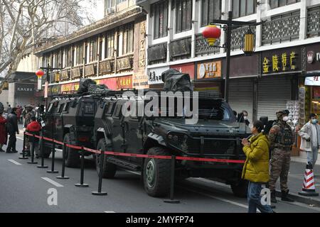 NANJING, CHINA - 4. FEBRUAR 2023 - zwei Dongfeng Mengshi Anti-Terror-Angriffswagen kommen am Konfuzius-Tempel an, um während der Sicherheit zu bieten Stockfoto