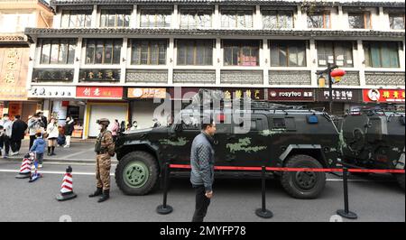 NANJING, CHINA - 4. FEBRUAR 2023 - zwei Dongfeng Mengshi Anti-Terror-Angriffswagen kommen am Konfuzius-Tempel an, um während der Sicherheit zu bieten Stockfoto