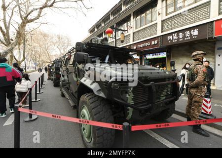 NANJING, CHINA - 4. FEBRUAR 2023 - zwei Dongfeng Mengshi Anti-Terror-Angriffswagen kommen am Konfuzius-Tempel an, um während der Sicherheit zu bieten Stockfoto