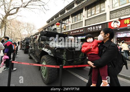 NANJING, CHINA - 4. FEBRUAR 2023 - zwei Dongfeng Mengshi Anti-Terror-Angriffswagen kommen am Konfuzius-Tempel an, um während der Sicherheit zu bieten Stockfoto