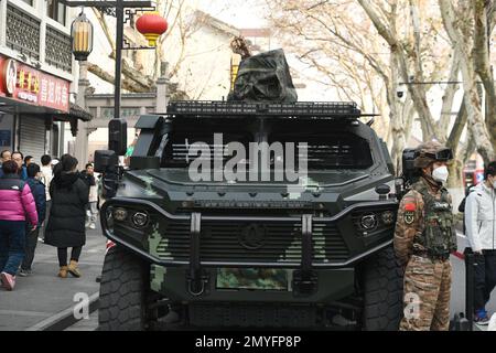 NANJING, CHINA - 4. FEBRUAR 2023 - zwei Dongfeng Mengshi Anti-Terror-Angriffswagen kommen am Konfuzius-Tempel an, um während der Sicherheit zu bieten Stockfoto