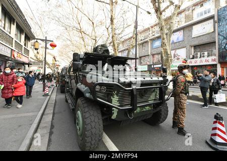 NANJING, CHINA - 4. FEBRUAR 2023 - zwei Dongfeng Mengshi Anti-Terror-Angriffswagen kommen am Konfuzius-Tempel an, um während der Sicherheit zu bieten Stockfoto