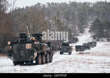 Hohenfels, Bayern, Deutschland. 29. Januar 2023. USA Army Strykers vom 2D. Kavallerie-Regiment leiten einen taktischen Konvoi während Dragoon Ready 23 im Joint multinational Readiness Center in Hohenfels, Deutschland, Januar. 29, 2023. Dragoon Ready 23 wurde entwickelt, um die Bereitschaft des Regiments zu gewährleisten und das Regiment in seinen missionskritischen Aufgaben zur Unterstützung einheitlicher Landeinsätze zu Schulen, um seine Kenntnisse zu verbessern und die Interoperabilität mit den NATO-Alliierten zu verbessern. Zu den Übungsteilnehmern gehören etwa 2.500 US-Dollar Soldaten des 2D. Kavallerie-Regiments, 150 US-Dollar Soldaten der 12. Kampfluftfahrtbrigade und 15 Stockfoto