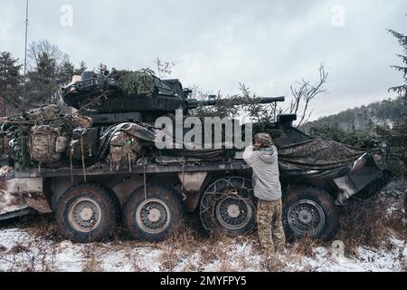 Hohenfels, Bayern, Deutschland. 29. Januar 2023. EIN US-AMERIKANISCHER Soldat, dem 2D. Kavallerie-Regiment zugeteilt, wendet Baumarten an einen M1296 Stryker während Dragoon Ready 23 im Joint multinational Readiness Center in Hohenfels, Deutschland, Januar an. 29, 2023. Dragoon Ready 23 wurde entwickelt, um die Bereitschaft des Regiments zu gewährleisten und das Regiment in seinen grundlegenden Aufgaben zur Unterstützung einheitlicher Landeinsätze zu Schulen, um seine Kenntnisse zu verbessern und die Interoperabilität mit den NATO-Alliierten zu verbessern. Zu den Übungsteilnehmern gehören etwa 2.500 US-Dollar Soldaten des 2D. Kavallerie-Regiments, 150 US-Dollar Soldaten aus der Kampfluftfahrt von 12. Stockfoto