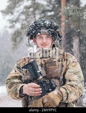 Hohenfels, Bayern, Deutschland. 29. Januar 2023. EIN US-AMERIKANISCHER Soldat, dem 2D. Kavallerie-Regiment zugeteilt, posiert für ein Foto während Dragoon Ready 23 im Joint multinational Readiness Center in Hohenfels, Deutschland, Januar. 29, 2023. Dragoon Ready 23 wurde entwickelt, um die Bereitschaft des Regiments zu gewährleisten und das Regiment in seinen missionskritischen Aufgaben zur Unterstützung einheitlicher Landeinsätze zu Schulen, um seine Kenntnisse zu verbessern und die Interoperabilität mit den NATO-Alliierten zu verbessern. Zu den Übungsteilnehmern gehören etwa 2.500 US-Dollar Soldaten des 2D. Kavallerie-Regiments, 150 US-Dollar Soldaten der 12. Kampfluftfahrtbrigade und 150 Stockfoto