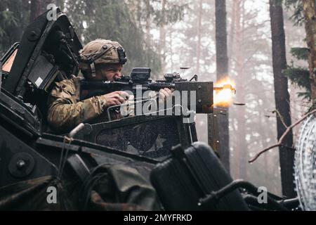 Hohenfels, Bayern, Deutschland. 1. Februar 2023. EIN US-AMERIKANISCHER Soldat, dem 2D. Kavallerie-Regiment zugeteilt, greift den Feind während Dragoon Ready 23 im Joint multinational Readiness Center in Hohenfels, Deutschland, im Februar an. 1, 2023. Dragoon Ready 23 wurde entwickelt, um die Bereitschaft des Regiments zu gewährleisten und das Regiment in seinen missionskritischen Aufgaben zur Unterstützung einheitlicher Landeinsätze zu Schulen, um seine Kenntnisse zu verbessern und die Interoperabilität mit den NATO-Alliierten zu verbessern. Zu den Übungsteilnehmern gehören etwa 2.500 US-Dollar Soldaten des 2D. Kavallerie-Regiments, 150 US-Dollar Soldaten der 12. Kampfluftfahrtbrigade und 150 Servi Stockfoto