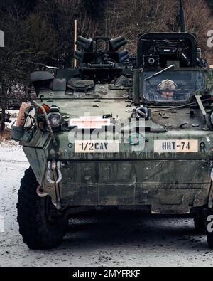 Hohenfels, Bayern, Deutschland. 29. Januar 2023. EIN US-AMERIKANISCHER Army M1133 Medical Evacuation Vehicle (MEV), dem 2D. Kavallerie-Regiment zugeteilt, wartet auf sein nächstes Vermisstes während Dragoon Ready 23 im Joint multinational Readiness Center in Hohenfels, Deutschland, Januar. 29, 2023. Dragoon Ready 23 wurde entwickelt, um die Bereitschaft des Regiments zu gewährleisten und das Regiment in seinen missionskritischen Aufgaben zur Unterstützung einheitlicher Landeinsätze zu Schulen, um seine Kenntnisse zu verbessern und die Interoperabilität mit den NATO-Alliierten zu verbessern. Zu den Übungsteilnehmern gehören etwa 2.500 US-Dollar Soldaten des 2D. Kavallerie-Regiments, 150 US-Dollar Soldaten von Stockfoto