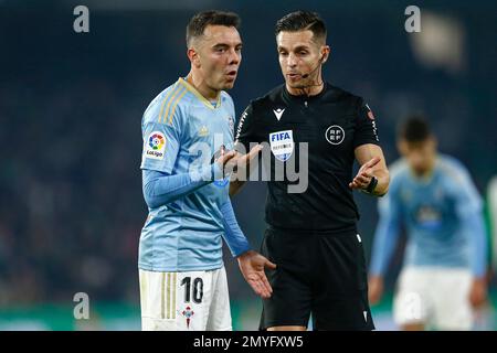 Iago Aspas von RC Celta de Vigo und der Schiedsrichter Carlos del Cerro Grande während des Spiels La Liga, Date 20, zwischen Real Betis und RC Celta spielten am 04. Februar 2023 im Benito Villamarin Stadion in Sevilla, Spanien. (Foto: Antonio Pozo / PRESSIN) Stockfoto