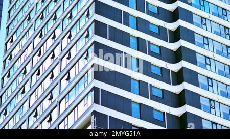 Außenansicht eines modernen mehrstöckigen Apartmentgebäudes mit Fassade, Fenstern und Balkonen. Stockfoto