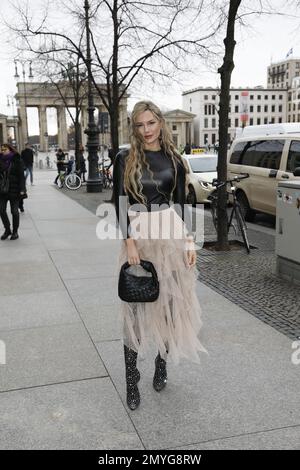 Christine Evers bei der Anja Gockel Fashion Show „Seven Senses“ auf der Berliner Fashion Week Herbst/Winter 2023 im Hotel Adlon Kempinski. Berlin, 18,01 Stockfoto