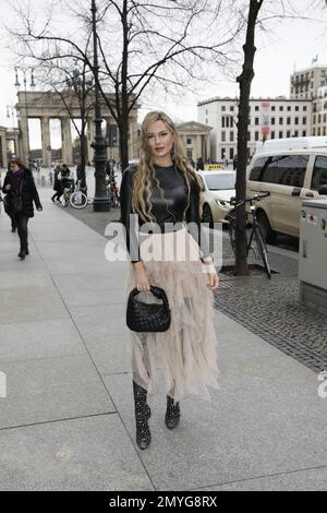 Christine Evers bei der Anja Gockel Fashion Show „Seven Senses“ auf der Berliner Fashion Week Herbst/Winter 2023 im Hotel Adlon Kempinski. Berlin, 18,01 Stockfoto