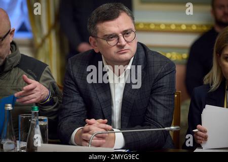 Kiew, Ukraine. 03. Februar 2023. Der ukrainische Außenminister Dmytro Kuleba hört während des 24. Gipfeltreffens EU-Ukraine im Mariinsky-Palast am 3. Februar 2023 in Kiew (Ukraine) zu. Kredit: Pool Photo/Pressestelle Des Ukrainischen Präsidenten/Alamy Live News Stockfoto