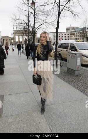 Christine Evers bei der Anja Gockel Fashion Show „Seven Senses“ auf der Berliner Fashion Week Herbst/Winter 2023 im Hotel Adlon Kempinski. Berlin, 18,01 Stockfoto