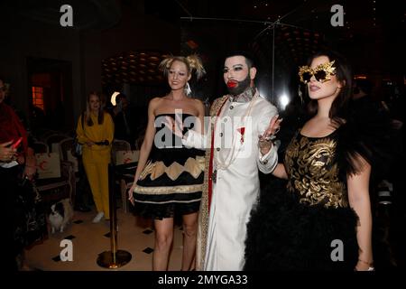 Beatrice Turin, Harald Glööckler mit Hund Billy King und Raffas Plastic Life bei der Anja Gockel Fashion Show „Seven Senses“ auf der Berlin Fashion We Stockfoto