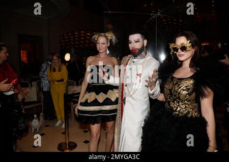 Beatrice Turin, Harald Glööckler mit Hund Billy King und Raffas Plastic Life bei der Anja Gockel Fashion Show „Seven Senses“ auf der Berlin Fashion We Stockfoto