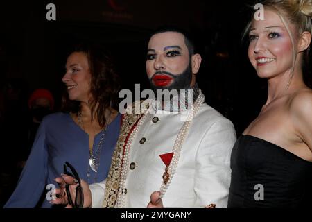 Anja Gockel, Harald Glööckler und Beatrice Turin bei der Anja Gockel Fashion Show „Seven Senses“ auf der Berliner Modewoche Herbst/Winter 2023 Uhr heiß Stockfoto