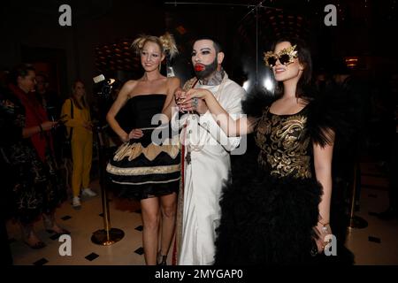 Beatrice Turin, Harald Glööckler mit Hund Billy King und Raffas Plastic Life bei der Anja Gockel Fashion Show „Seven Senses“ auf der Berlin Fashion We Stockfoto