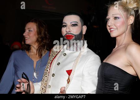 Anja Gockel, Harald Glööckler und Beatrice Turin bei der Anja Gockel Fashion Show „Seven Senses“ auf der Berliner Modewoche Herbst/Winter 2023 Uhr heiß Stockfoto