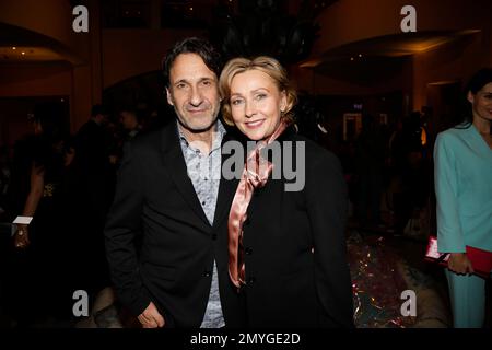 Falk-Willy Wild und Dana Golombek bei der Anja Gockel Fashion Show „Seven Senses“ auf der Berliner Modewoche Herbst/Winter 2023 im Hotel Adlon Kempin Stockfoto