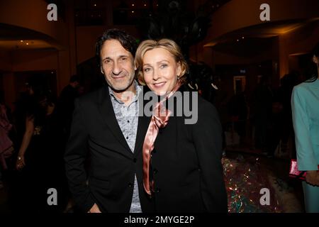 Falk-Willy Wild und Dana Golombek bei der Anja Gockel Fashion Show „Seven Senses“ auf der Berliner Modewoche Herbst/Winter 2023 im Hotel Adlon Kempin Stockfoto