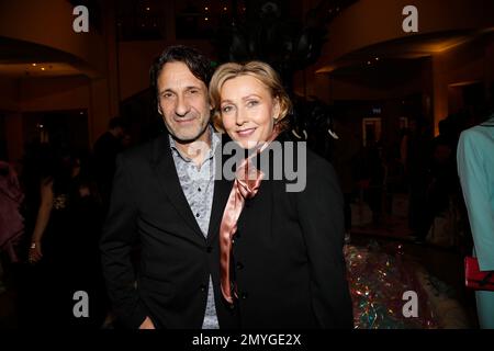 Falk-Willy Wild und Dana Golombek bei der Anja Gockel Fashion Show „Seven Senses“ auf der Berliner Modewoche Herbst/Winter 2023 im Hotel Adlon Kempin Stockfoto