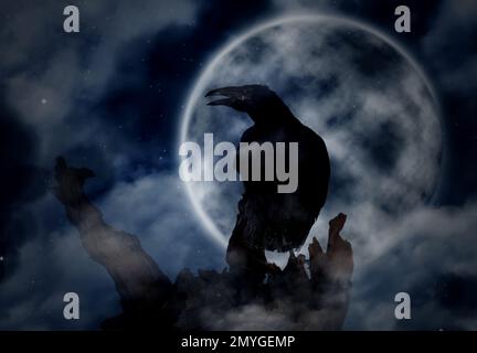 Gruselige schwarze Krähe, die nachts bei Vollmond auf einem alten Baum kräht Stockfoto