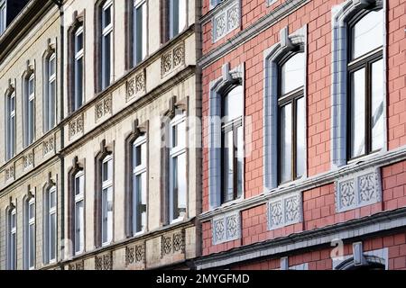 Fassaden von Mietshäusern aus dem 19. Jahrhundert in köln ehrenfeld Stockfoto