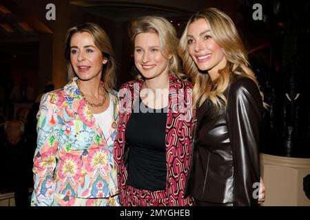 Bettina Cramer, Britta Heidemann und Annika Gassner bei der Anja Gockel Fashion Show „Seven Senses“ auf der Berliner Fashion Week Herbst/Winter 2023 im Stockfoto