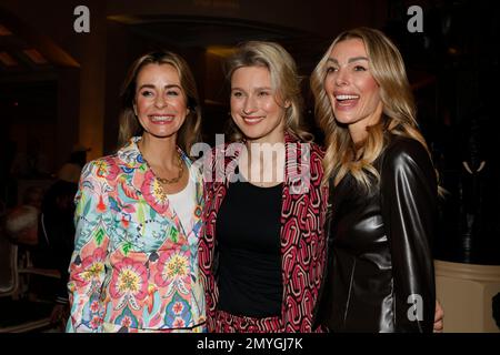 Bettina Cramer, Britta Heidemann und Annika Gassner bei der Anja Gockel Fashion Show „Seven Senses“ auf der Berliner Fashion Week Herbst/Winter 2023 im Stockfoto