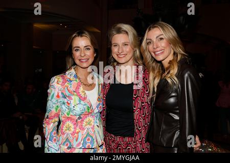 Bettina Cramer, Britta Heidemann und Annika Gassner bei der Anja Gockel Fashion Show „Seven Senses“ auf der Berliner Fashion Week Herbst/Winter 2023 im Stockfoto