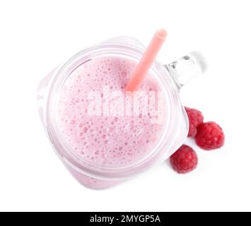 Leckerer Himbeermilch-Shake im Maurerglas und frische Beeren isoliert auf Weiß, Draufsicht Stockfoto