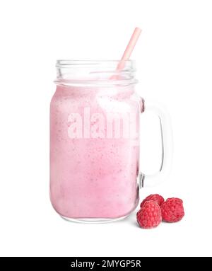 Schmackhafter Himbeermilch-Shake im Maurerglas und frische Beeren isoliert auf Weiß Stockfoto
