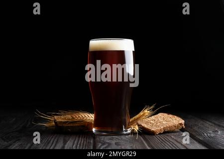 Köstlicher Kavass, Brot und Spikes auf einem Holztisch Stockfoto