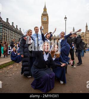 London, England, Großbritannien. 4. Februar 2023. Die Neuseeländer in London feiern den Waitangi Day auf dem Parliament Square. Der Waitangi Day, der Nationalfeiertag Neuseelands, ist der Jahrestag der ersten Unterzeichnung - am 6. Februar 1840 - des Vertrags von Waitangi, der als Gründungsdokument der Nation gilt. (Kreditbild: © Tayfun Salci/ZUMA Press Wire) NUR REDAKTIONELLE VERWENDUNG! Nicht für den kommerziellen GEBRAUCH! Stockfoto