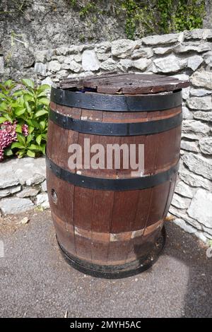 Draußen an sonnigen Tagen verwittertes Bier oder Whiskey-Fass Stockfoto