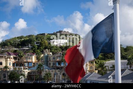 Fort Louis mit Blick auf Marigot, die Hauptstadt des französischen Teils der Karibikinsel Saint Martin/Sint Maarten Stockfoto