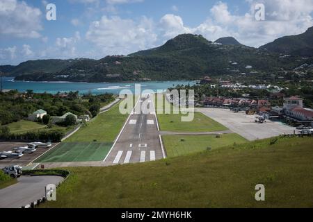 Start- und Landebahn auf der französischen Karibikinsel St. Barts Stockfoto