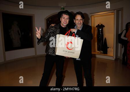 Maximilian Seitz und Falk-Willy Wild bei der Anja Gockel Fashion Show „Seven Senses“ auf der Berliner Modewoche Herbst/Winter 2023 im Hotel Adlon Kem Stockfoto