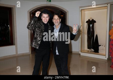 Maximilian Seitz und Falk-Willy Wild bei der Anja Gockel Fashion Show „Seven Senses“ auf der Berliner Modewoche Herbst/Winter 2023 im Hotel Adlon Kem Stockfoto