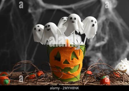 Geisterförmige Torte fällt auf den Holztisch. Halloween-Leckerbissen Stockfoto