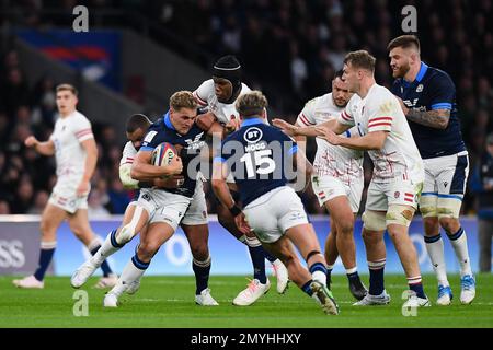 2023 Guinness Six Nations, Twickenham Stadium, England, Vereinigtes Königreich. 4. Februar 2023. Schottlands Duhan van der Merwe wird von Maro Itoje aus England während des Guinness Six Nations-Spiels 2023 zwischen England und Schottland angegriffen: Credit: Ashley Western/Alamy Live News Stockfoto