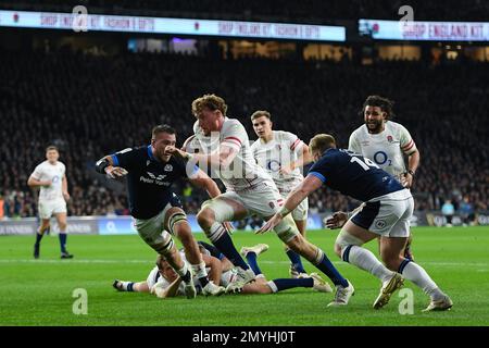 2023 Guinness Six Nations, Twickenham Stadium, England, Vereinigtes Königreich. 4. Februar 2023. Englands Ollie Chessum entgeht dem Angriff von Schottlands Ben White beim Guinness Six Nations Match 2023 zwischen England und Schottland: Credit: Ashley Western/Alamy Live News Stockfoto