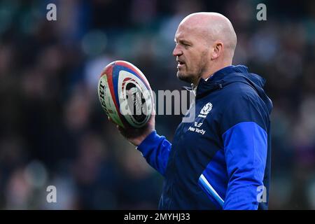 2023 Guinness Six Nations, Twickenham Stadium, England, Vereinigtes Königreich. 4. Februar 2023. Schottlands Cheftrainer Gregor Townsend wärmt sich vor dem 2023. Guinness Six Nations-Spiel zwischen England und Schottland auf: Ashley Western/Alamy Live News Stockfoto