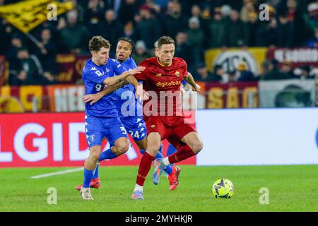 Der italienische Mittelfeldspieler von Empoli, Tommaso Baldanzi, fordert gemeinsam mit dem serbischen Mittelfeldspieler Nemanja Matic von Rom den Ball während des Fußballspiels der Serie A zwischen AS Roma und Empoli im Olimpico-Stadion Rom, Zentrum Italiens, am 04. Februar 2023. Stockfoto