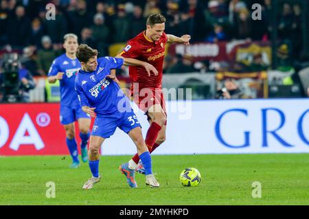 Der italienische Mittelfeldspieler von Empoli, Tommaso Baldanzi, fordert gemeinsam mit dem serbischen Mittelfeldspieler Nemanja Matic von Rom den Ball während des Fußballspiels der Serie A zwischen AS Roma und Empoli im Olimpico-Stadion Rom, Zentrum Italiens, am 04. Februar 2023. Stockfoto