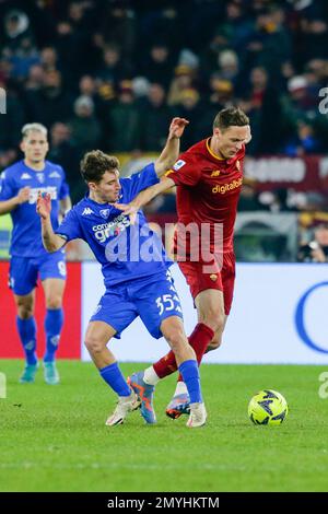 Der italienische Mittelfeldspieler von Empoli, Tommaso Baldanzi, fordert gemeinsam mit dem serbischen Mittelfeldspieler Nemanja Matic von Rom den Ball während des Fußballspiels der Serie A zwischen AS Roma und Empoli im Olimpico-Stadion Rom, Zentrum Italiens, am 04. Februar 2023. Stockfoto